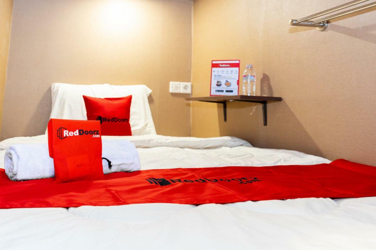 Reddoorz Hostel @ Di Panjaitan Simpang Lima Семаранг Екстер'єр фото